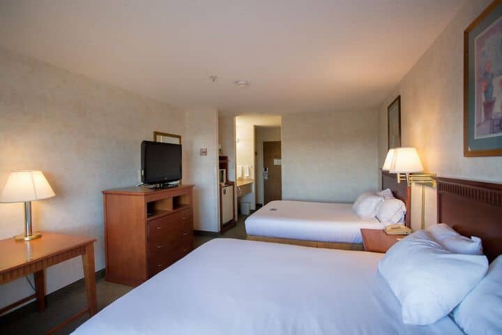 Room 4 of 32