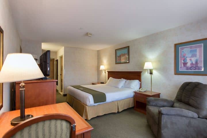 Room 9 of 32