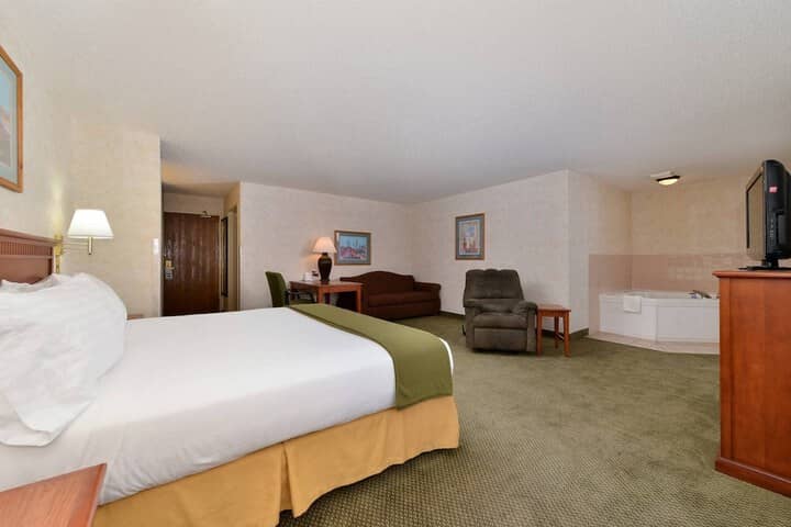 Room 11 of 32